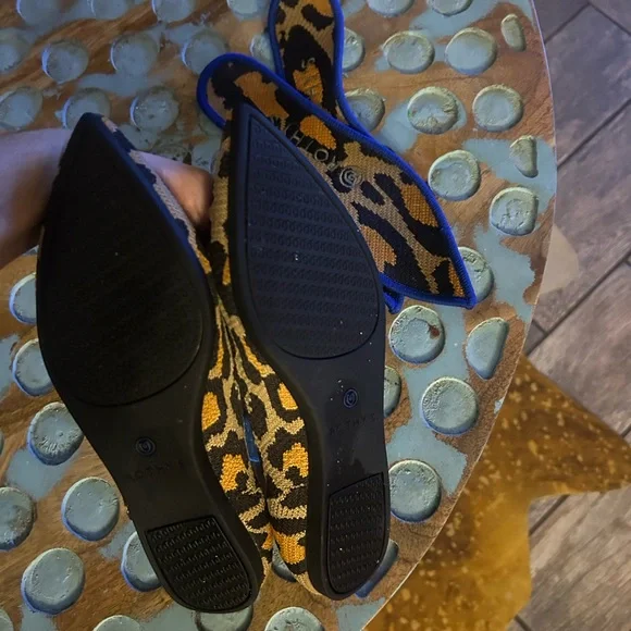 Leopard Rothys 🎀 - Picture 2 of 3